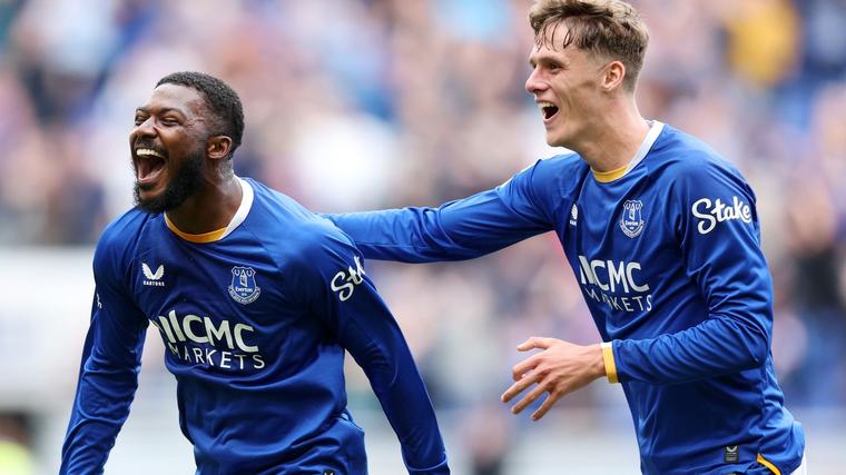 90+6! Maitland-Niles stuns Man Utd as Everton salvage dramatic draw