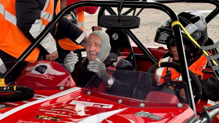 'Fantastic' moment blind veteran, 95, drives again after giving up licence
