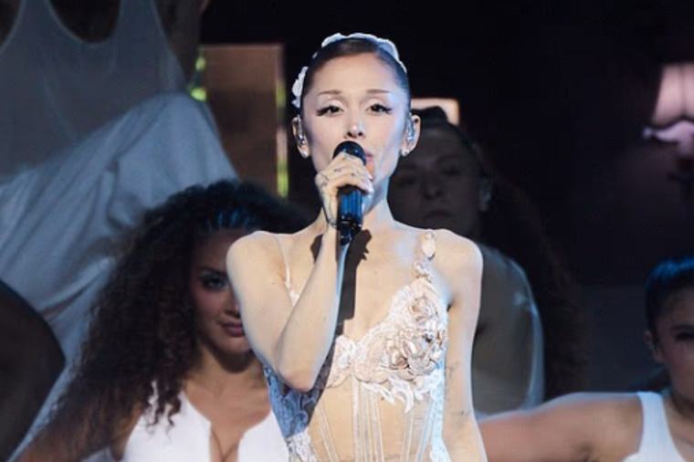Ariana Grande breaks down on stage as star struggles to sing during final show before hiatus