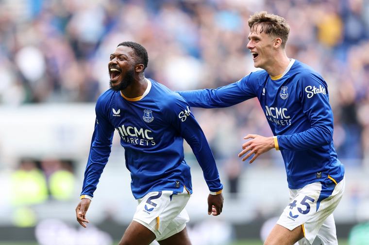 Ainsley Maitland-Niles scores dramatic late goal on Everton debut to snatch draw against Man Utd