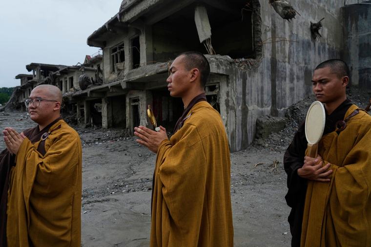 Nepal holds day of mourning after floods kill 1,300 people